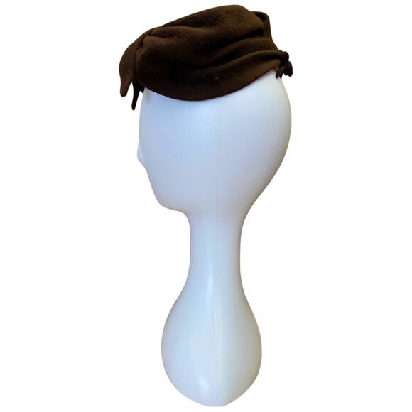 1940s Jeanne Tete Brown Wool Felt Perch Hat – Sculptural Tilt Style